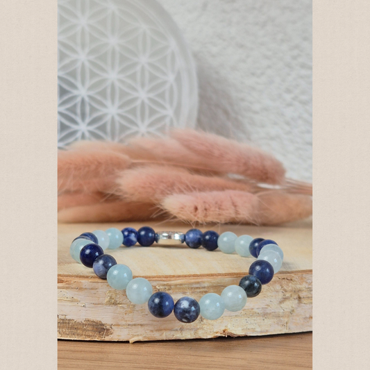 Bracelet Communication Claire en pierres naturelles Aigue-marine et Sodalite. Fait main Nayeli pour libérer la parole et communiquer avec authenticité.