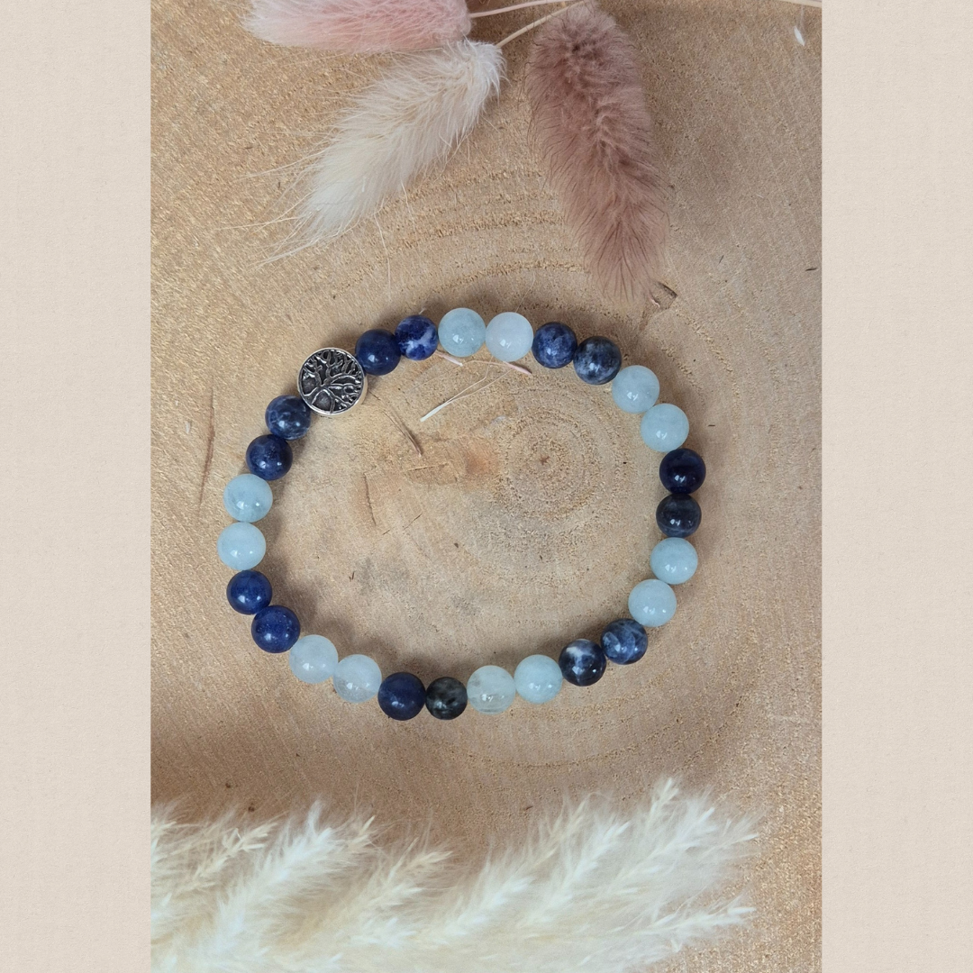 Bracelet Communication Claire en pierres naturelles Aigue-marine et Sodalite. Fait main Nayeli pour libérer la parole et communiquer avec authenticité.
