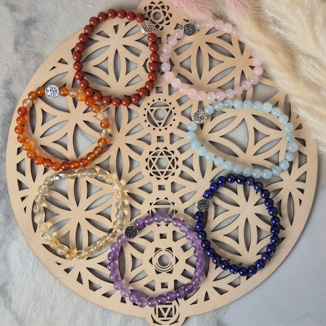 Collection de bracelets des 7 chakras Nayeli, faits main avec des pierres naturelles. Bijoux énergétiques pour harmoniser les chakras et rééquilibrer le corps et l’esprit.
