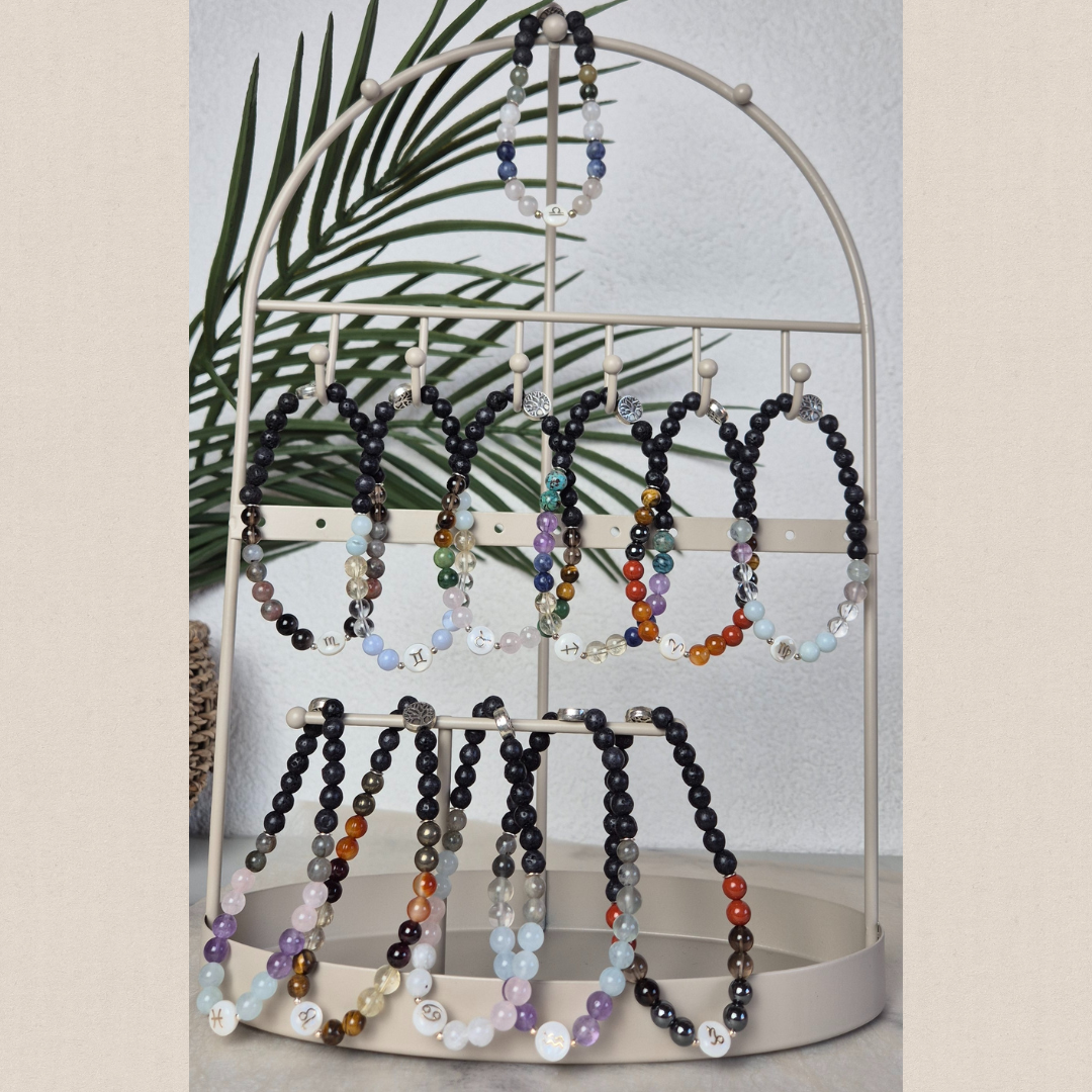 Collection de bracelets astrologiques Nayeli faits main, en pierres naturelles associées à chaque signe du zodiaque. Bijoux énergétiques uniques pour harmoniser ton énergie selon ton signe astrologique.