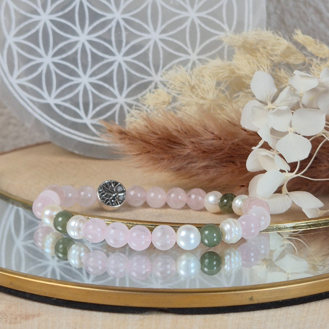 Bracelet Amour de soi en pierres naturelles Quartz rose, Perle et Jade verte. Bijou Nayeli fait main pour guérir les blessures affectives et renforcer l’amour de soi.