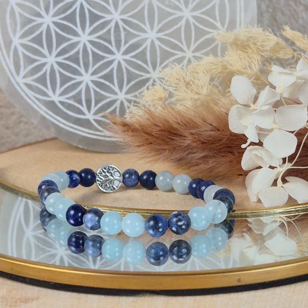 Bracelet Communication Claire en pierres naturelles Aigue-marine et Sodalite. Fait main Nayeli pour libérer la parole et communiquer avec authenticité.