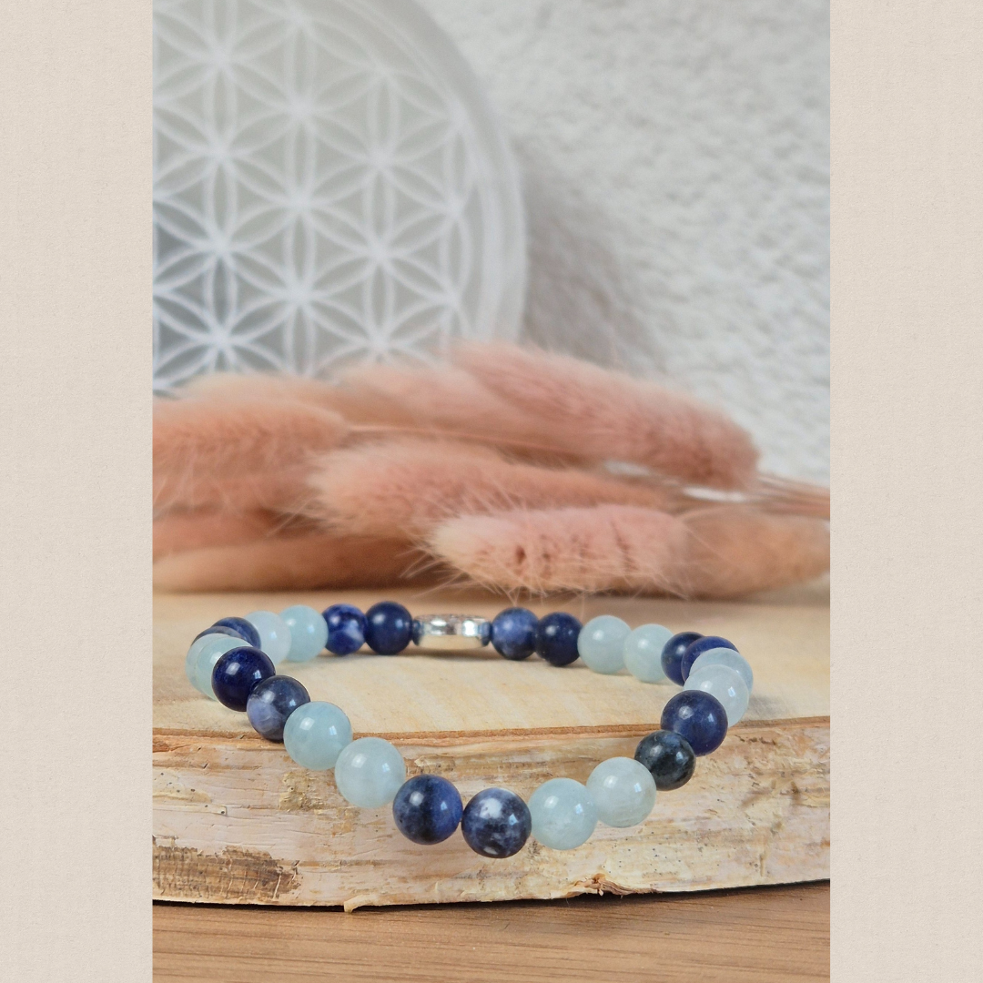 Bracelet Communication Claire en pierres naturelles Aigue-marine et Sodalite. Fait main Nayeli pour libérer la parole et communiquer avec authenticité.