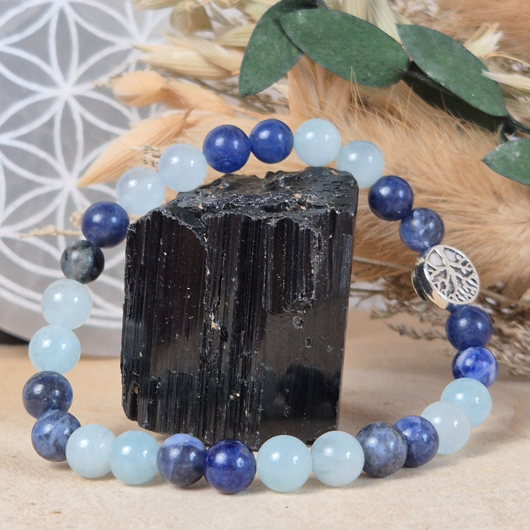 Bracelet Communication Claire en pierres naturelles Aigue-marine et Sodalite. Fait main Nayeli pour libérer la parole et communiquer avec authenticité.