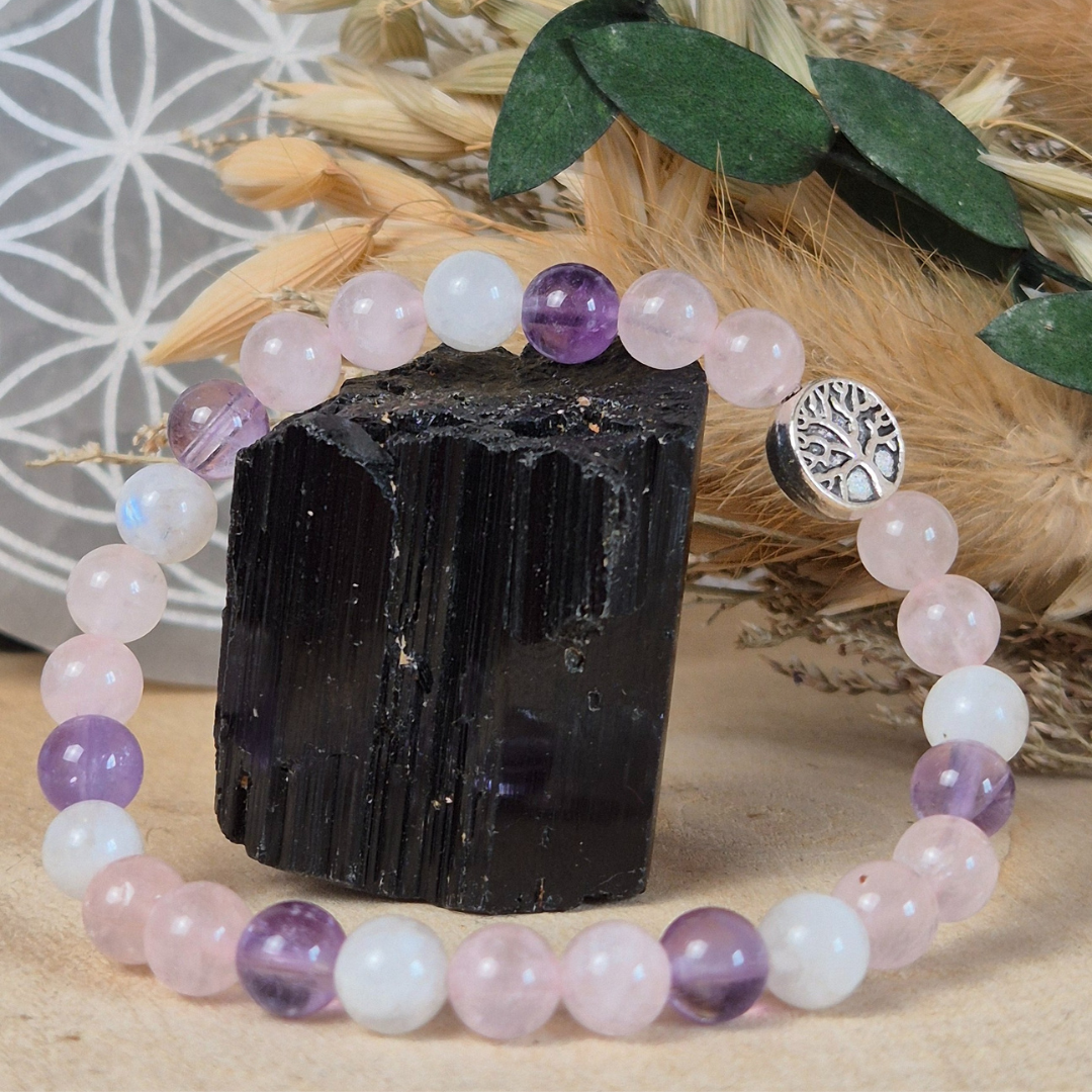 Bracelet Douce Nuit en pierres naturelles Pierre de lune, Quartz rose et Améthyste. Bijou Nayeli fait main pour favoriser un sommeil paisible et réparateur.