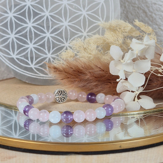 Bracelet Douce Nuit en pierres naturelles Pierre de lune, Quartz rose et Améthyste. Bijou Nayeli fait main pour favoriser un sommeil paisible et réparateur.