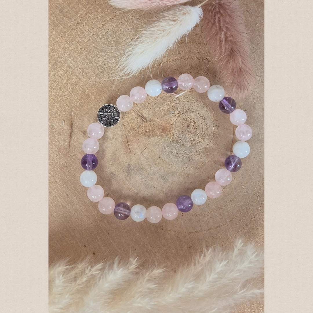 Bracelet Douce Nuit en pierres naturelles Pierre de lune, Quartz rose et Améthyste. Bijou Nayeli fait main pour favoriser un sommeil paisible et réparateur.